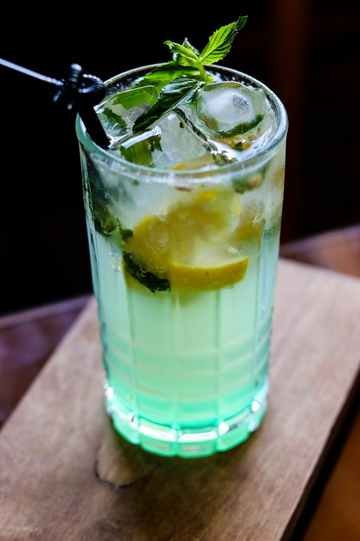 Refreshing mojito cocktail with lemon and mint.